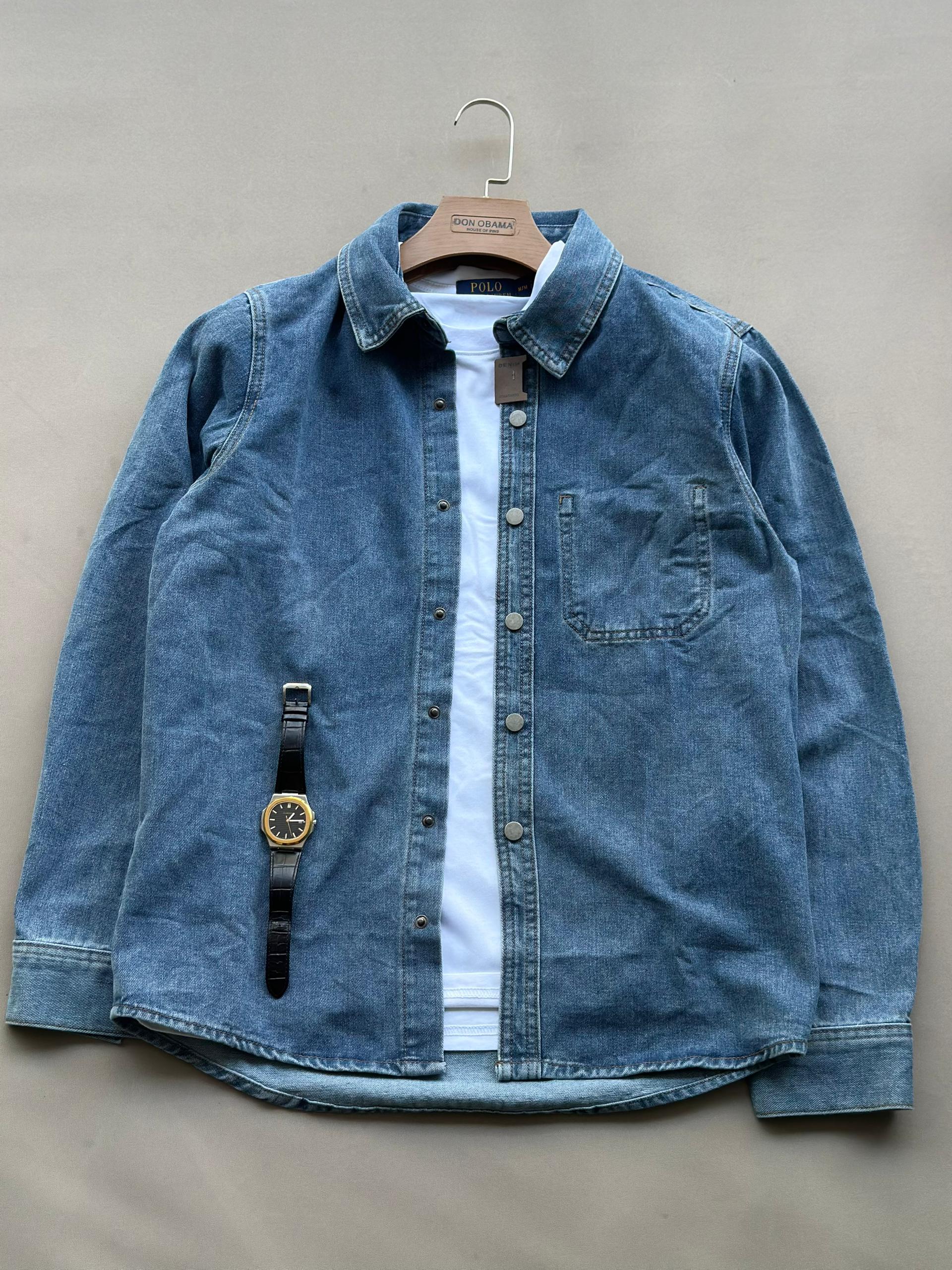 One-pocket long sleeve denim shirt